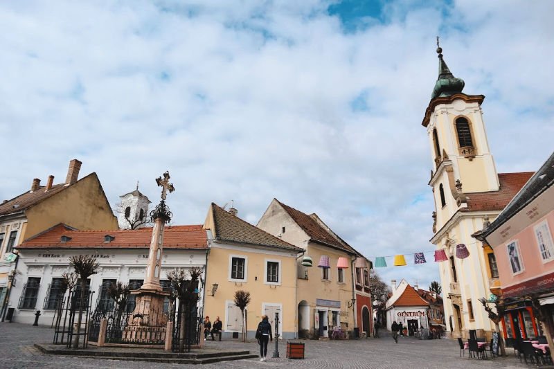 Plaza principal con su cruz