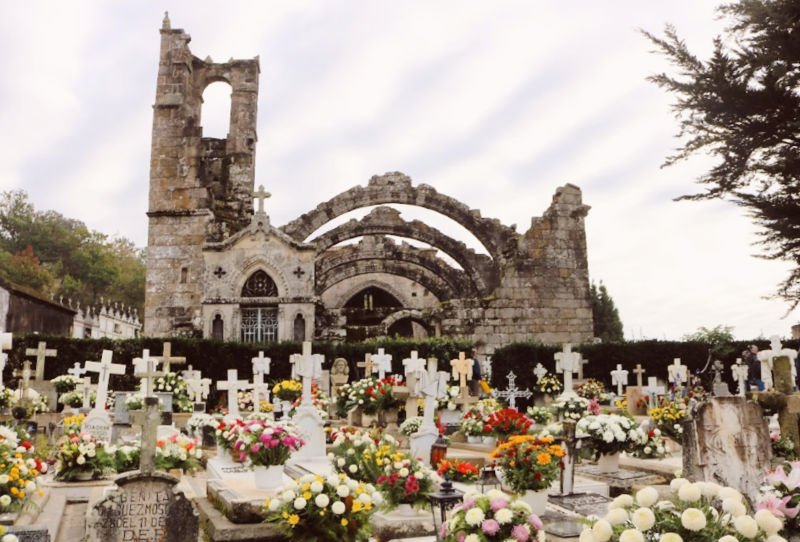 Les ruines de l'église de Cambados et son cimetière