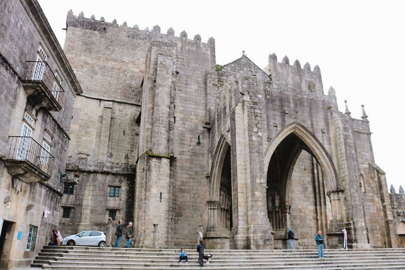 L'imposante cathédrale de Tuy