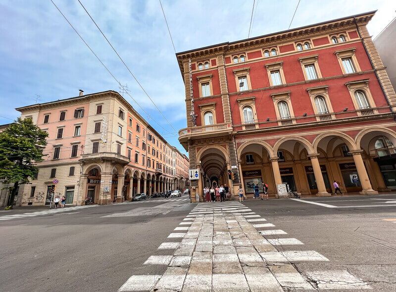 Rues pleines d'arcades à Bologne Italie