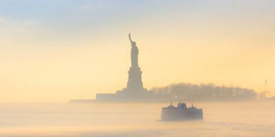 statue et yacht skyline new york
