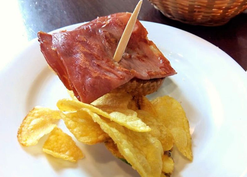 Cheval de jambon à Las Golondrinas - Bars à Séville