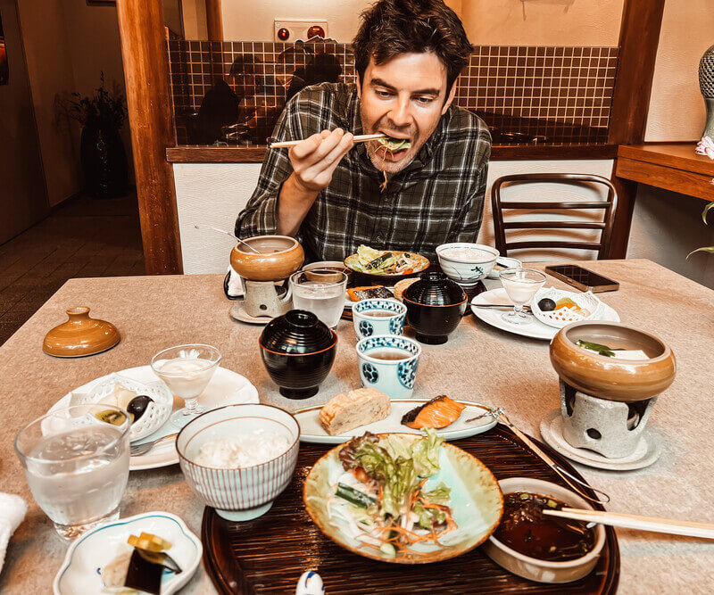 Petit-déjeuner dans notre ryokan traditionnel