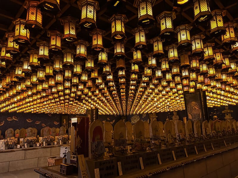 Grotte du temple bouddhiste Dashoin