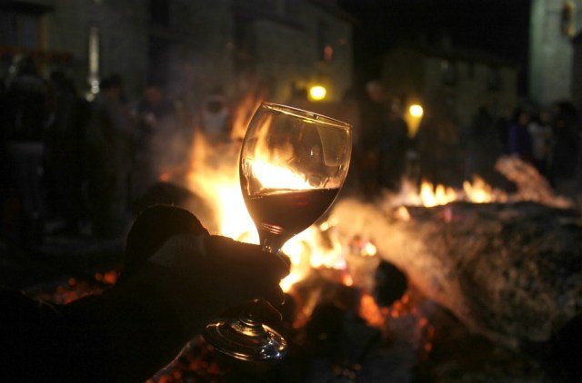 Verre de vin au Punchacubas dans la chaleur du feu de joie