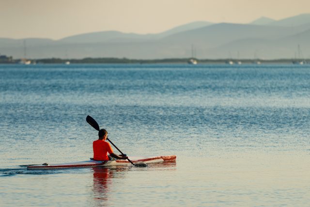 Kayak dans la mer de Cortés près de La Paz, Mexique