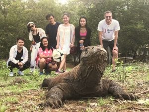Dragon de Komodo et groupe de touristes