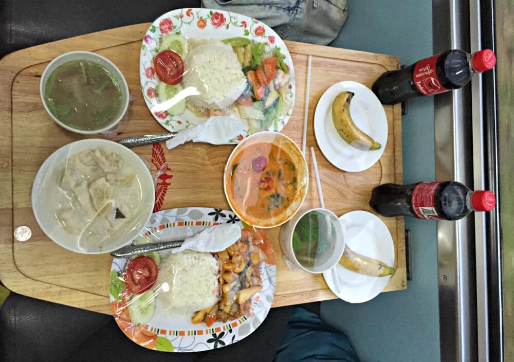 Nourriture dans le train de nuit en Thaïlande