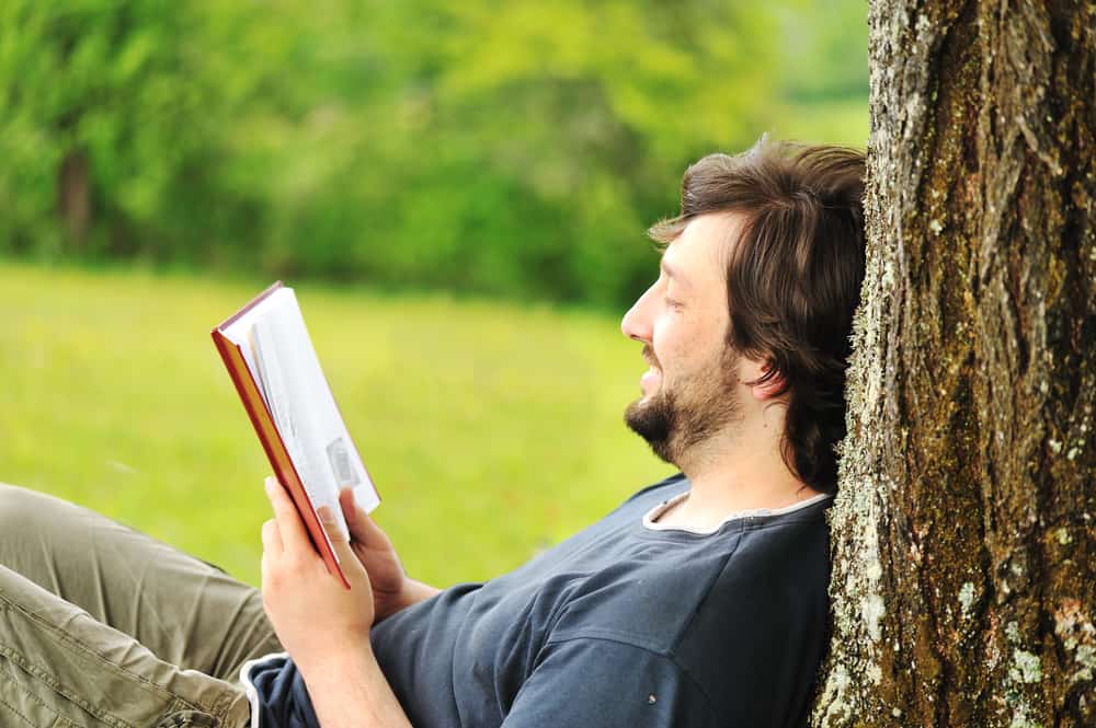 lire un livre dans le parc