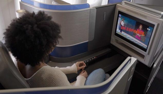 Viajera de United Airlines mirando una pantalla