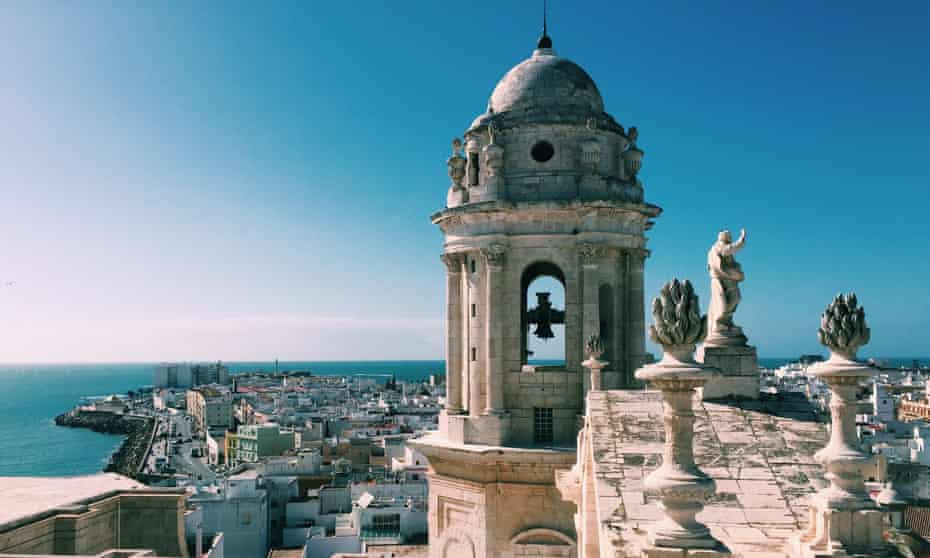 Vue aérienne de Cadix et de la tour de la cathédrale de Cadix à Cadix Andalousie, Espagne en été.