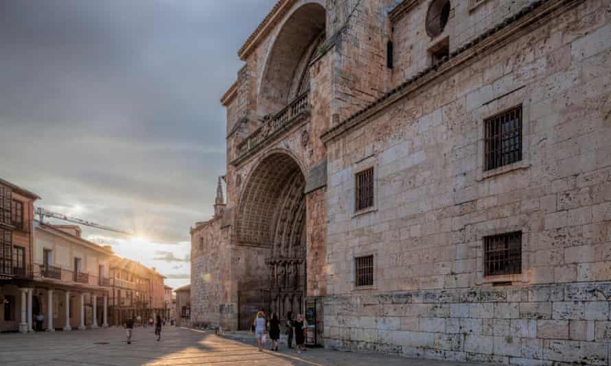 Façade cathédrale.  El Burgo de Osma, Soria, Espagne.FCK86T façade de la cathédrale.  El Burgo de Osma, Soria, Espagne.