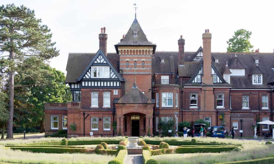 « Le Woodland's Park Hotel a été l'un des premiers en Grande-Bretagne à disposer de l'éclairage électrique » : Stoke d'Abernon, Surrey.