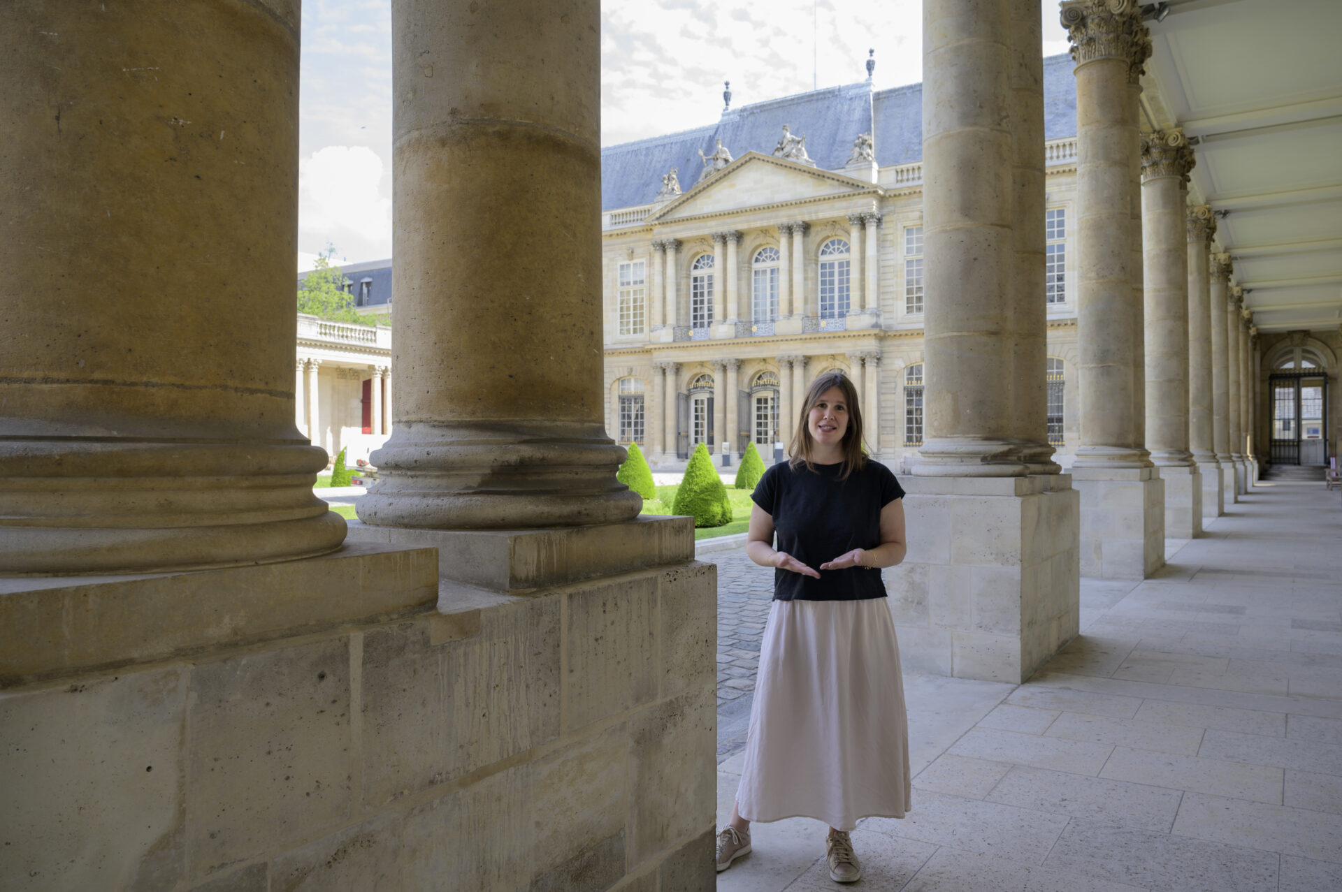Flore devant les Archives nationales Flore devant les Archives nationales à Paris, France.