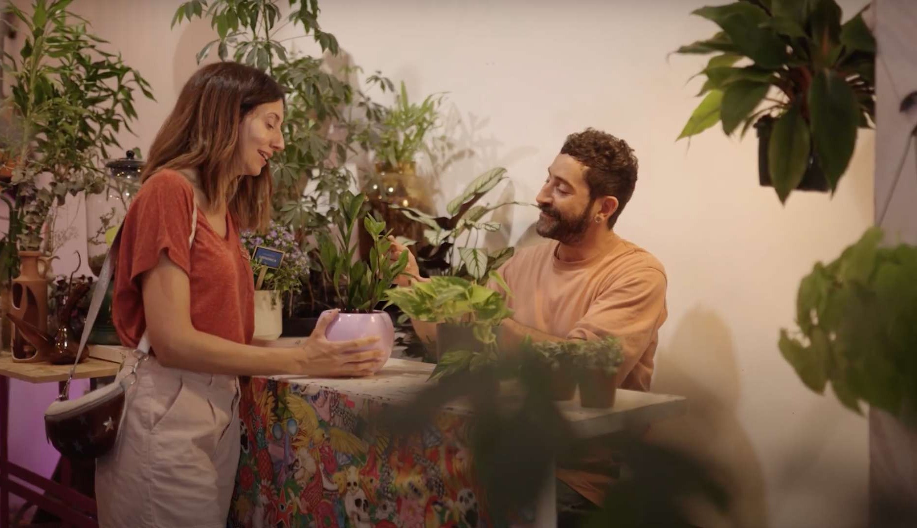Dos personas en una floristería