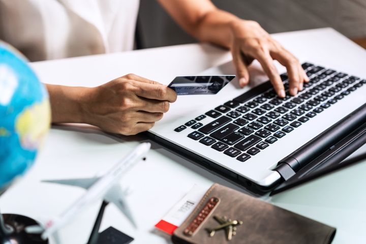 Avant de souscrire une assurance voyage, examinez les avantages offerts par votre carte de crédit.