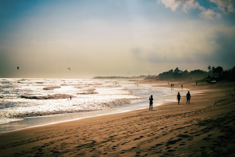Vue de la plage de Bali Canggu au lever du soleil