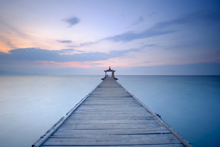 Coucher de soleil sur la plage de Pasir Putih, Situbondo, Java Est, Indonésie