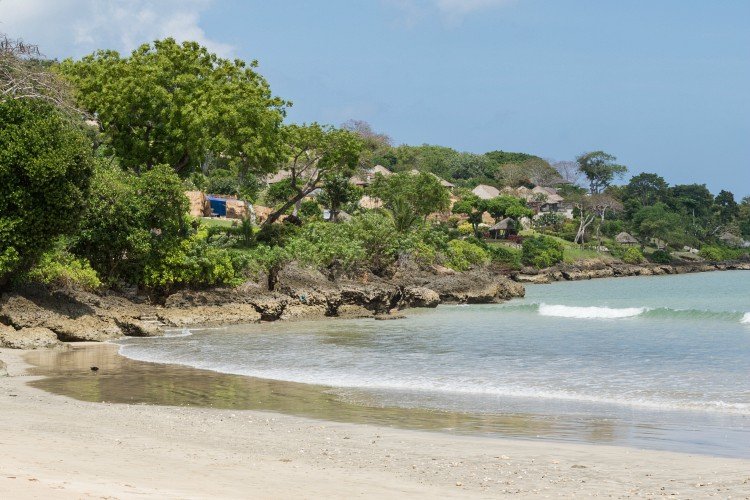 Un coin de la plage tropicale de Jimbaran à Bali, en Indonésie.
