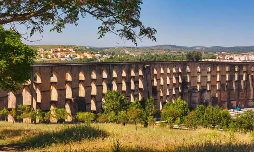 L'aqueduc Amoreira de la fin du Moyen Âge, Elvas, district de Portalegre, Portugal. L'aqueduc d'Amoreira. Aqueduto da Amoreira. Construit entre 1498 et 1622. Il mesure cinq milles de long. Elvas est un U