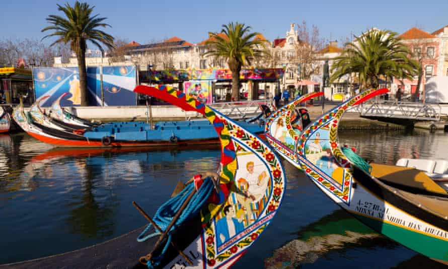 Bateaux Moliceiro traditionnels avec arches peintes à la main à Aveiro