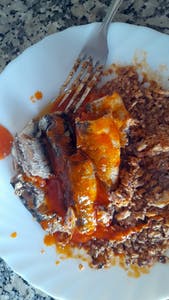 un morceau de sardine écrasée sur une assiette