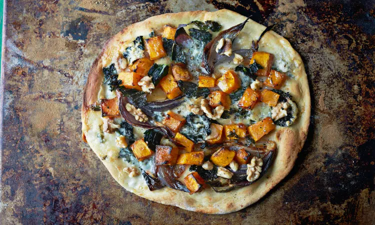 pizza cavolo nero à la muscade - gino d'acampo