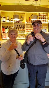 homme et femme tenant des verres à vin