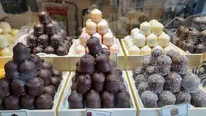 Une boîte pleine de différents types de chocolats.