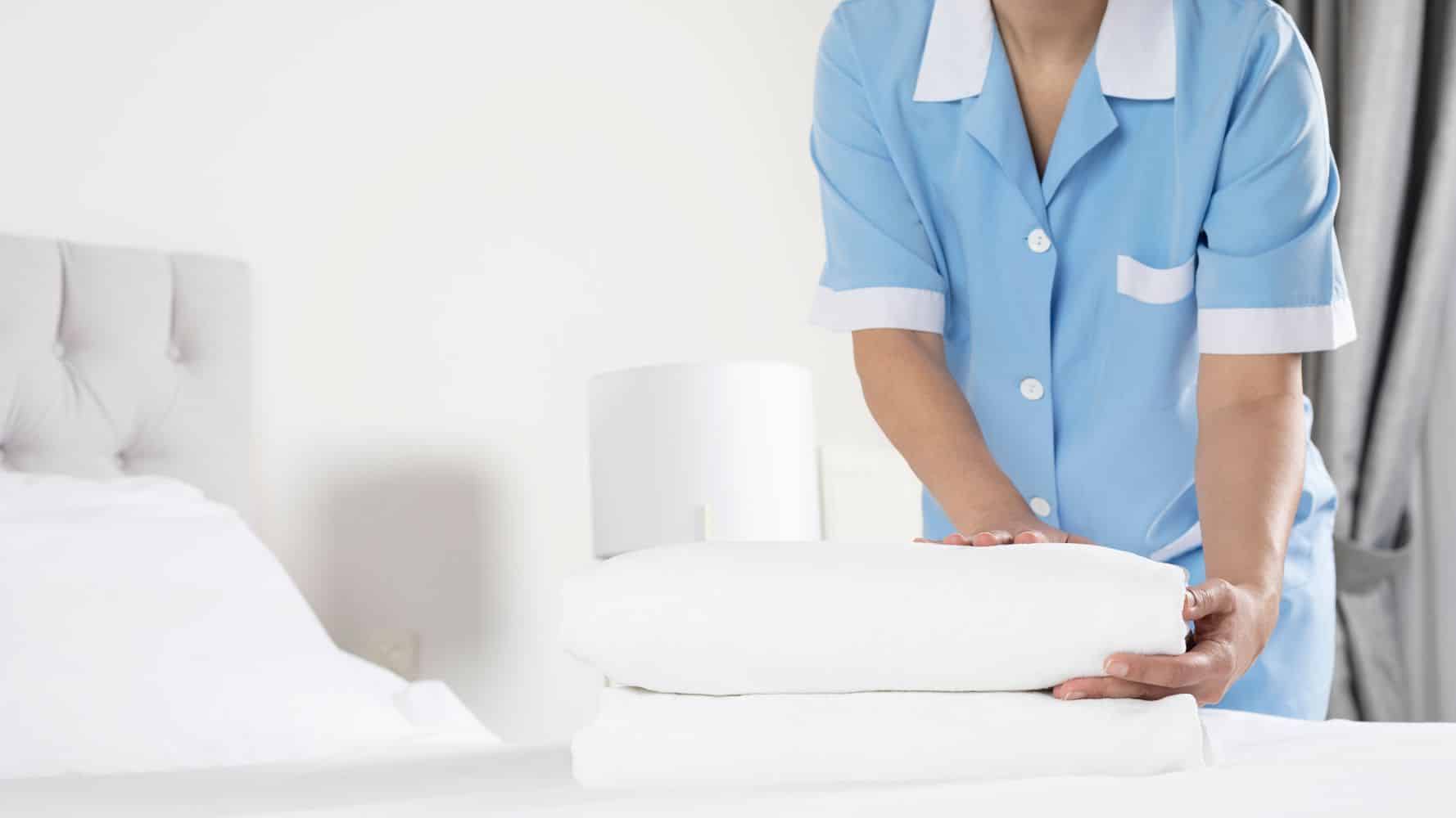 Ce que les gens font de mal lorsqu’ils donnent un pourboire aux femmes de ménage des hôtels