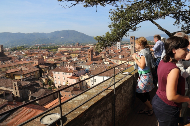 meilleures activités de groupe en Toscane | Lucques, Italie - 28 septembre 2017 : Les touristes admirent la vue depuis la tour Torre Guinigi en Toscane à Lucques, en Italie, le 28 septembre 2017