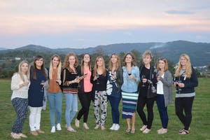 grupo de personas posando para la foto