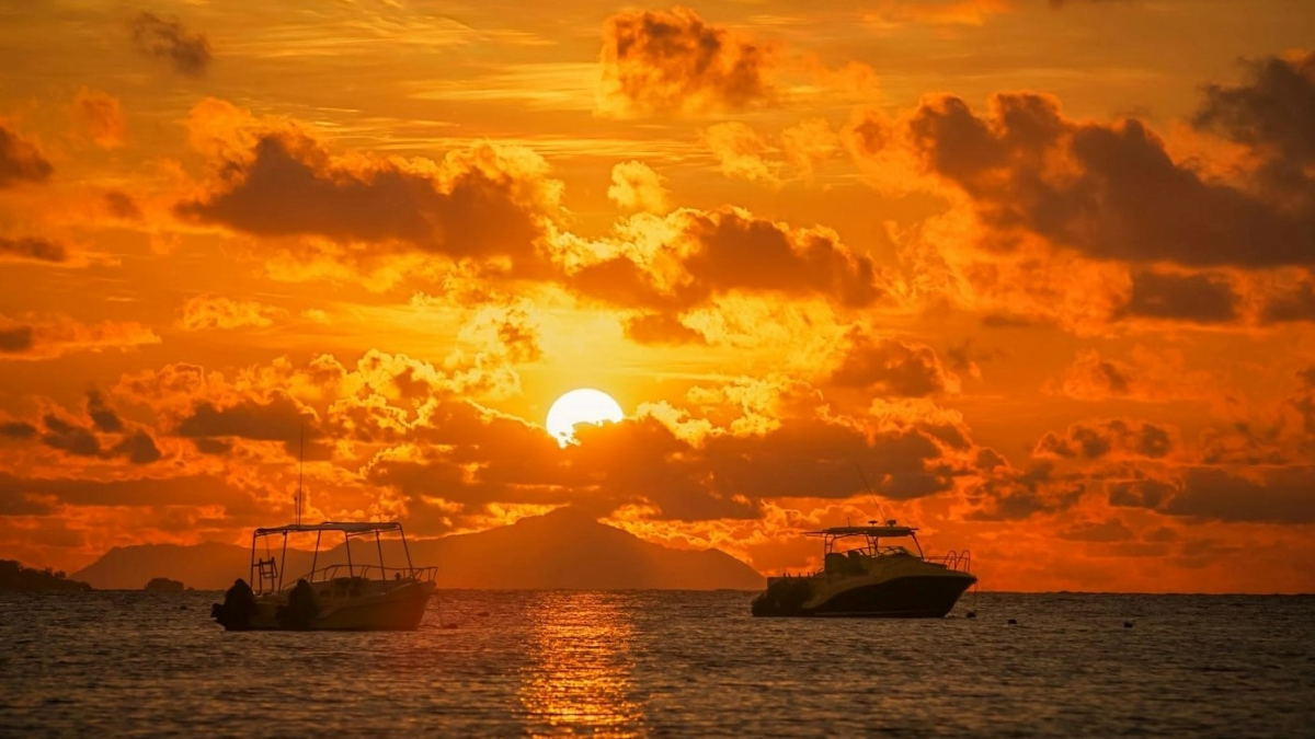deux bateaux de pêche au coucher du soleil