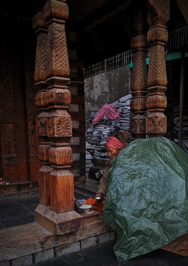 Vieil homme au temple hindou d'Arunachal