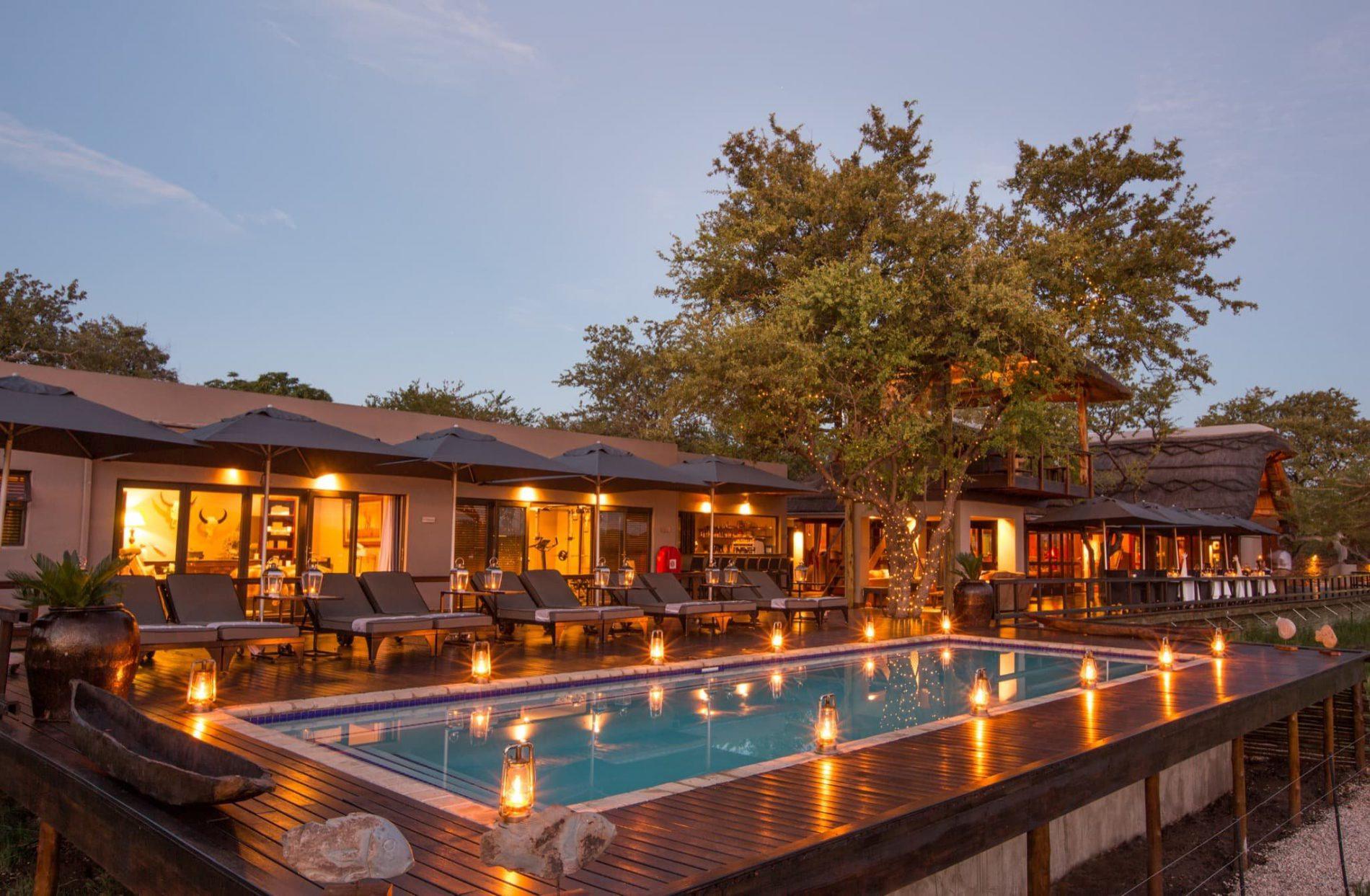 Jamala Madikwe avec des lanternes au coucher du soleil