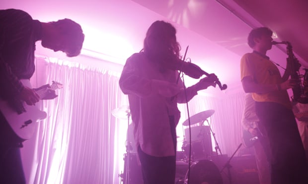 Black Country et New Road se produisent à OUI.