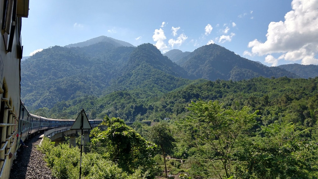 Un train à Dima Hasao dans l'Assam, Inde