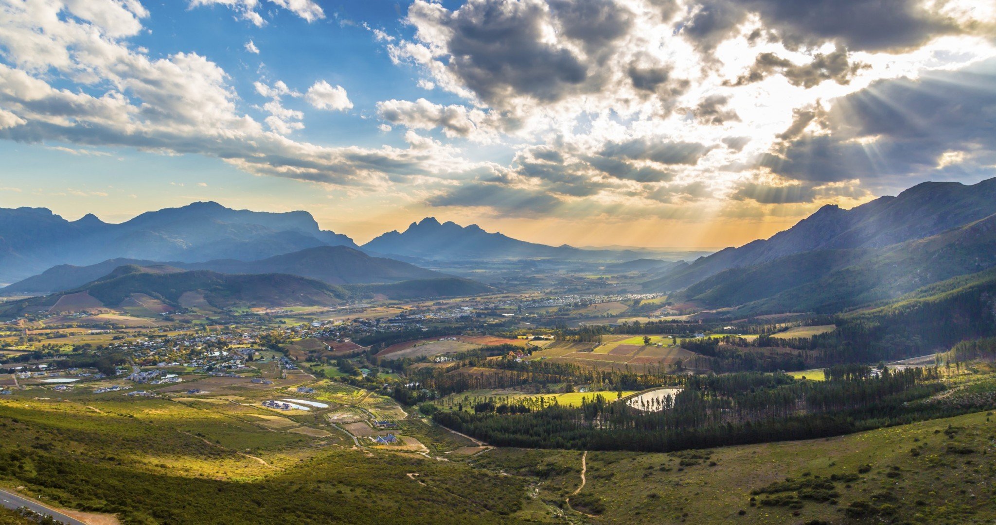 Jeu de lumière romantique dans le ciel au-dessus des vignobles pittoresques de Franschhoek dans la région viticole du Cap