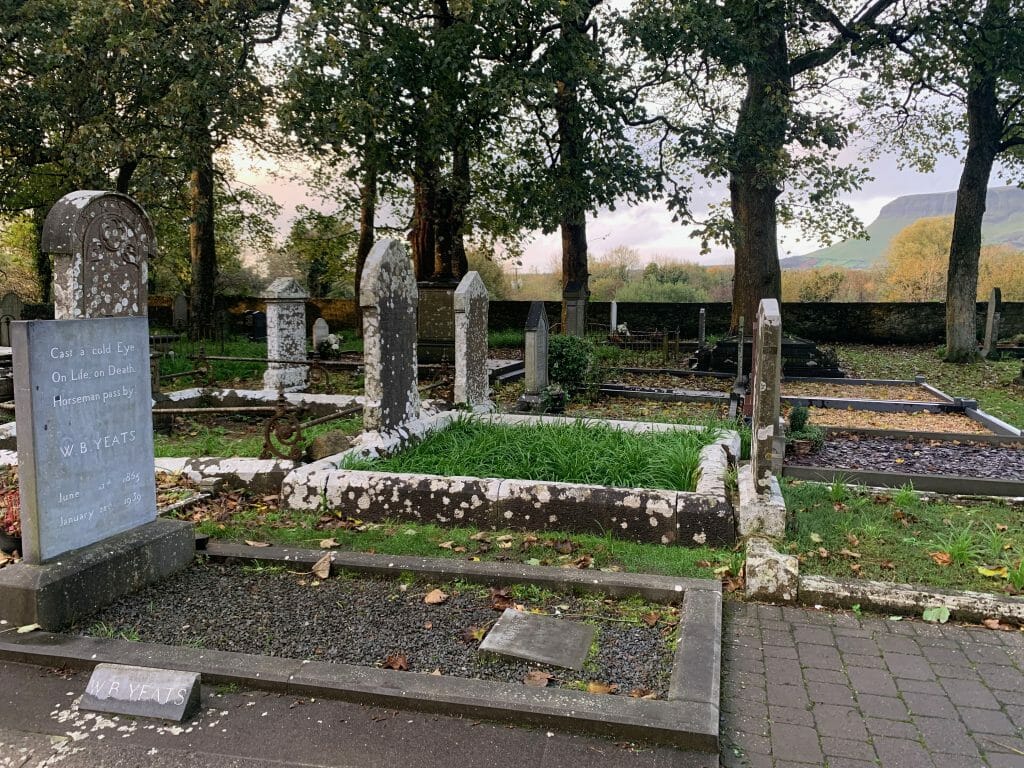 Ancien cimetière avec tombe de William Butler Yeats au premier plan