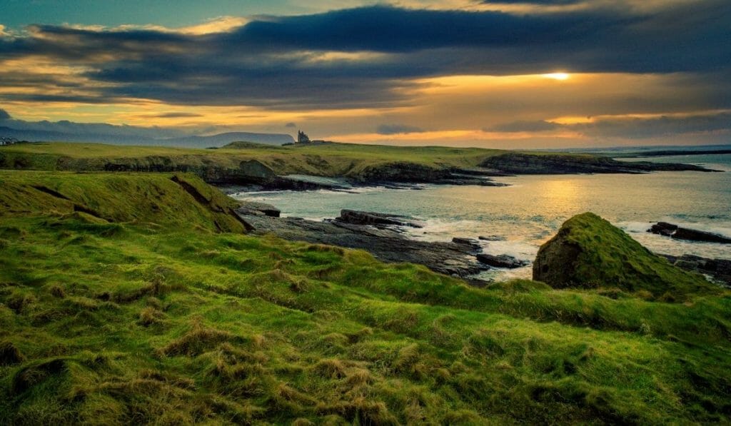 Côte sauvage de Sligo Irlande au coucher du soleil nuageux