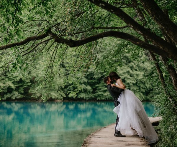 Mariage dans le parc national des lacs de Plitvice