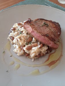 une assiette de nourriture avec de la viande de riz et des légumes. steak cachena