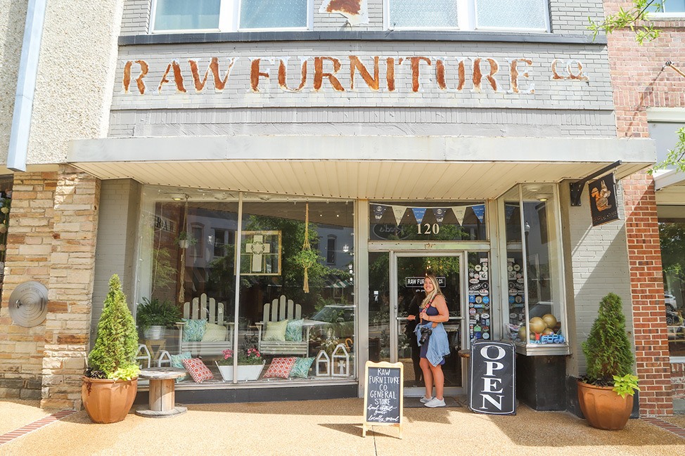 Katie devant Raw Furniture Co à Tupelo, Mississippi