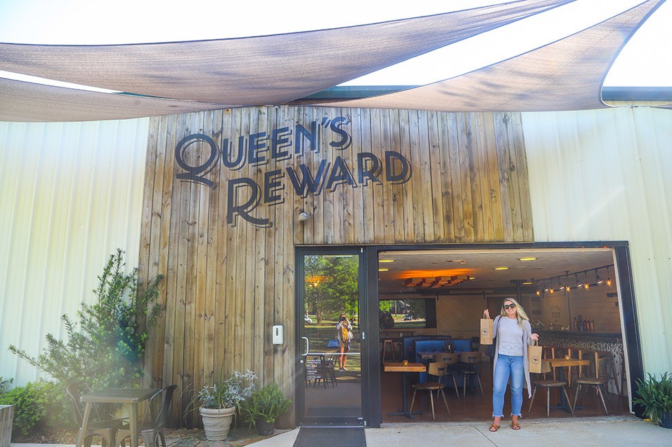 Katie au Queen's Reward Meadery à Tupelo, Mississippi