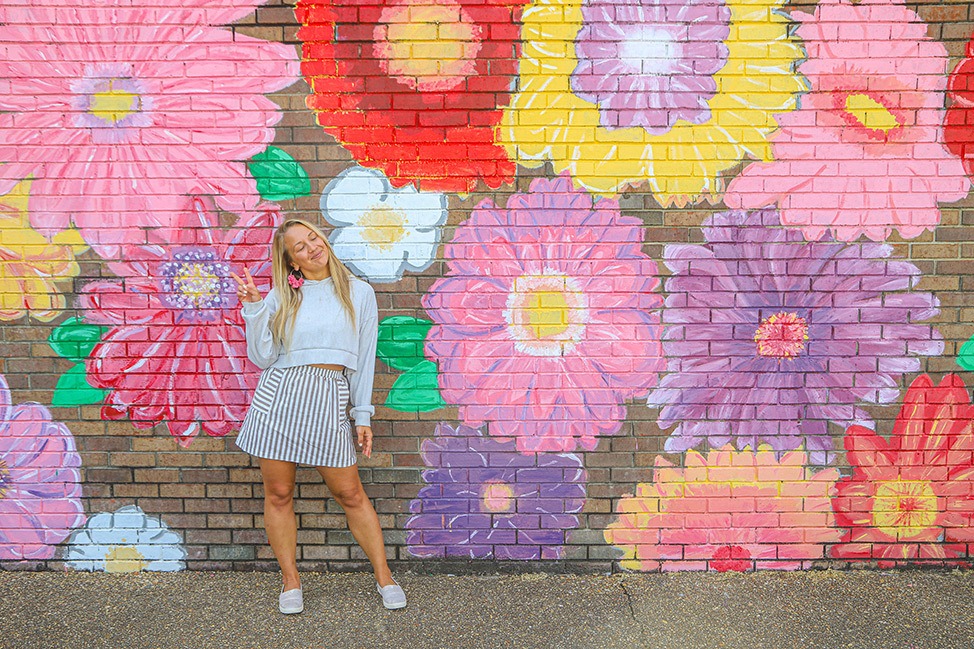 Alex devant la fresque florale de la Talbot House à Tupelo