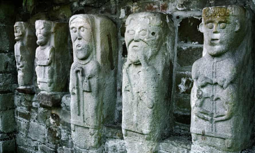 Personnages sculptés sur White Island dans le Lower Lough Erne.