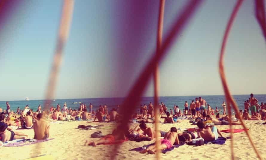 Allez à la plage de l'Algarve.