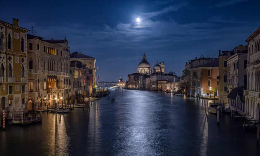 Venise est une destination préférée et un endroit idéal pour être bloqué la nuit.