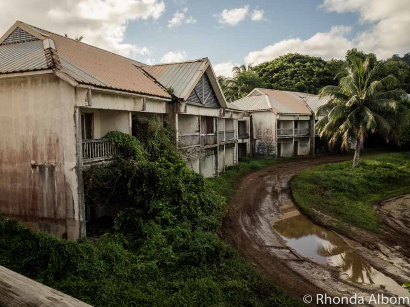 Path humide et boueux qui se produit devant plusieurs bâtiments abandonnés du complexe Sheraton Resort abandonné sur les îles Cook?