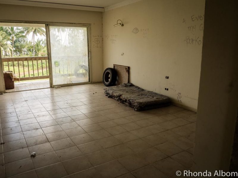 Les occupants illégaux profitent de certaines chambres des bâtiments abandonnés de Rarestoga Sheraton Resort abandonné